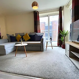 Stylish Two Bed With Secure Parking Apartment