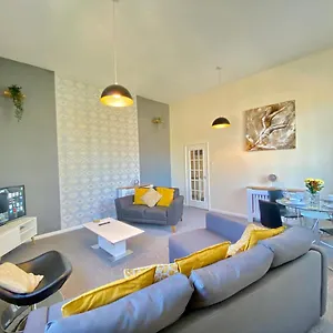 4 Single Beds Or 2 Doubles - Free Parking Spaces - Smart Tv's - Centre Spacious Flat Apartment
