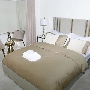 https://bowchumphaus-luxurious-5-bedroom-house-birmingham.hotelsin-nottingham.com